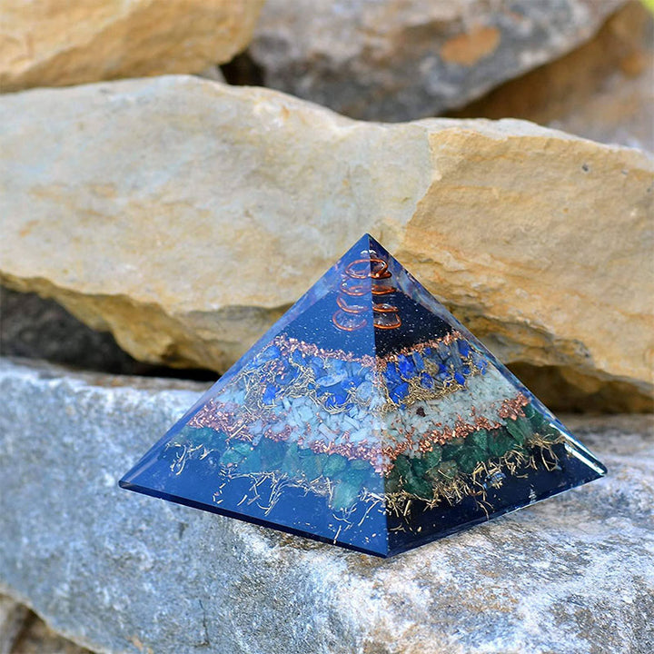 Mazonite Olivenorma avec pyramide d'orgone en jade vert 