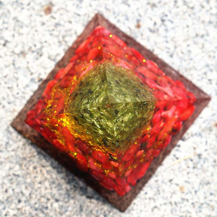 Péridot Olivenorma avec corail rouge Arbre de vie Pyramide d'orgone