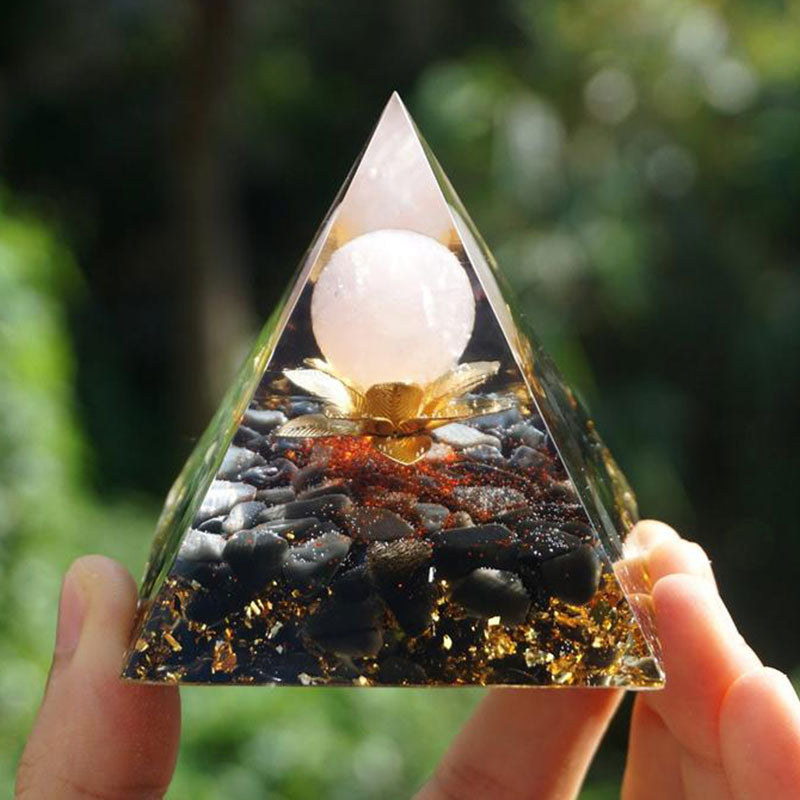 Pyramide orgone en quartz clair et obsidienne avec symbole de lotus Olivenorma