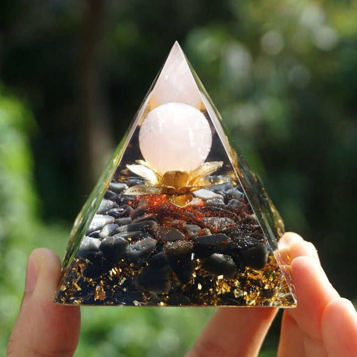 Pyramide orgone en quartz clair et obsidienne avec symbole de lotus Olivenorma