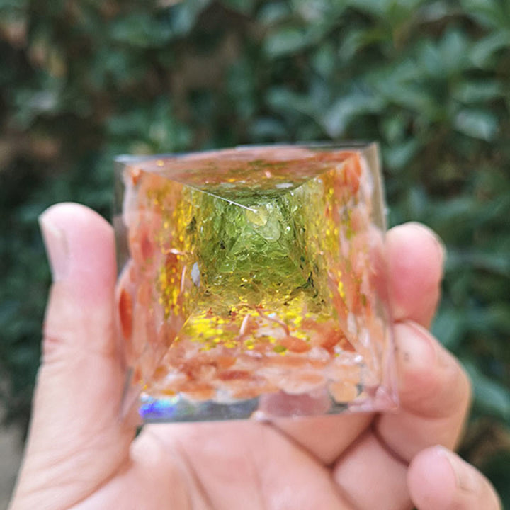 Pyramide d'orgone de l'arbre de vie en péridot de pierre solaire d' Olivenorma