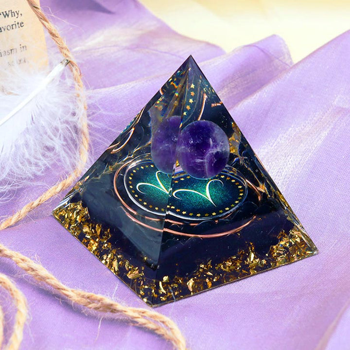 Sphère d'améthyste Olivenorma avec pyramide d'orgone du zodiaque Bélier en obsidienne