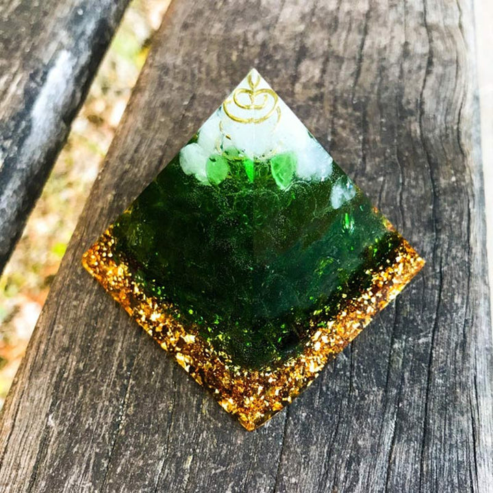 Pyramide d'orgone en jade vert et cristal transparent Olivenorma