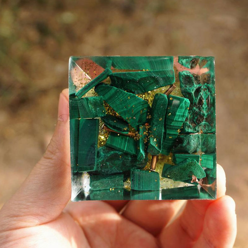 Pyramide d'orgone malachite et péridot de la forêt du Sacré-Cœur Olivenorma - image 6