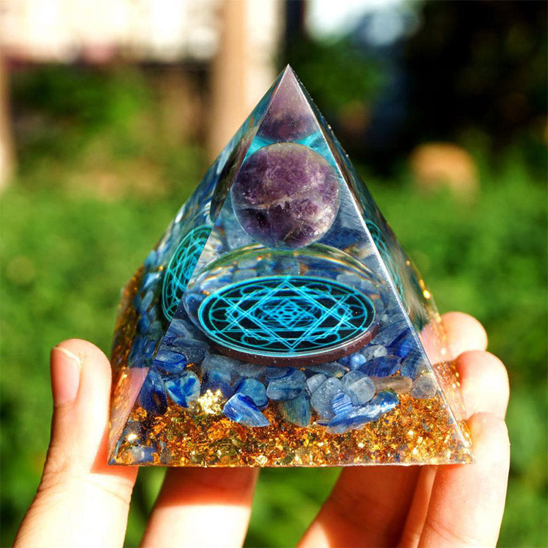 Pyramide d'orgone naturelle en améthyste avec cyanite