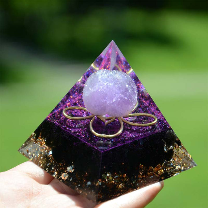 Sphère d'améthyste Olivenorma avec pyramide d'orgone en obsidienne 