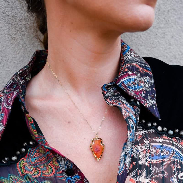 Collier en cristal en forme de feuille de cornaline avec bordure dorée