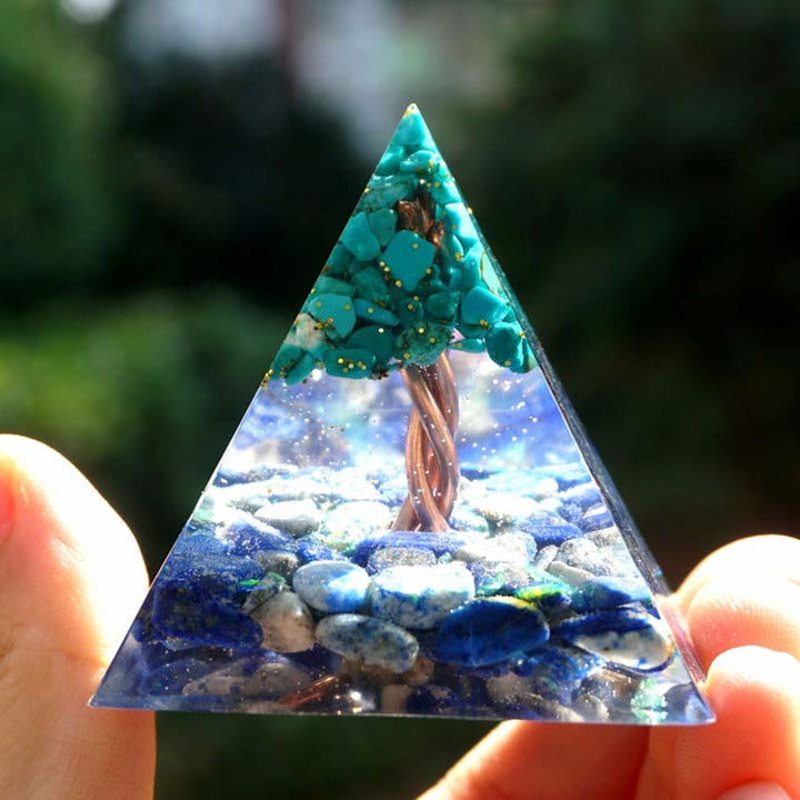 Pyramide d'orgone en lapis-lazuli avec arbre de vie turquoise
