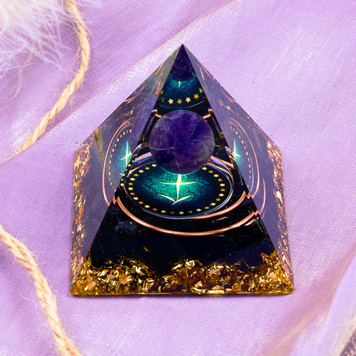 Sphère d'améthyste Olivenorma avec pyramide d'orgone du zodiaque Sagittaire en obsidienne