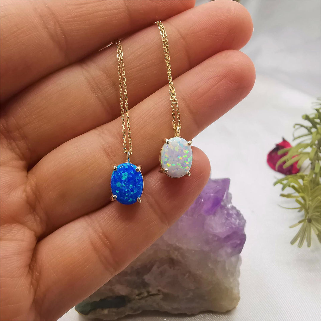 Collier en cuivre plaqué or 18 carats avec opale bleu blanc Olivenorma