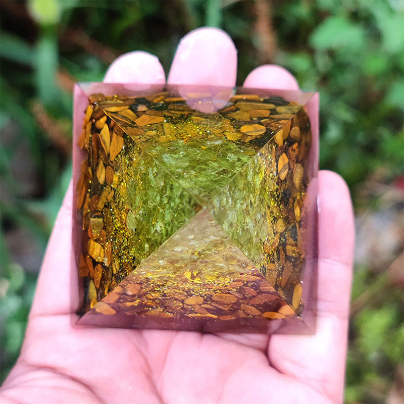 Pyramide d'orgone de l'arbre de vie Olivenorma Tiger Eye avec péridot
