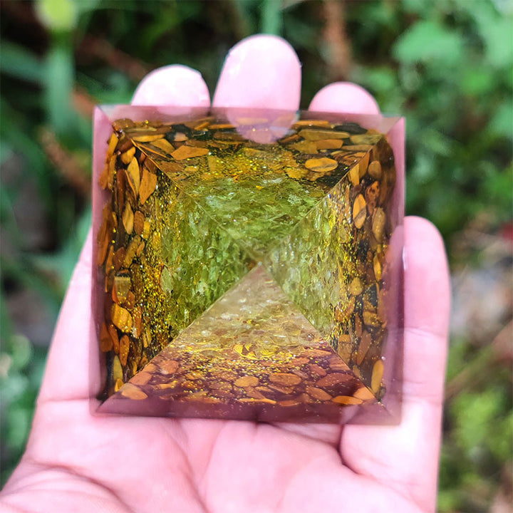 Pyramide d'orgone de l'arbre de vie Olivenorma Tiger Eye avec péridot