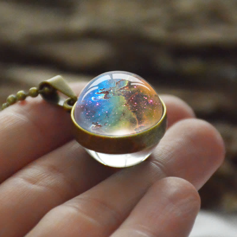 Collier coloré en boule de verre tridimensionnelle