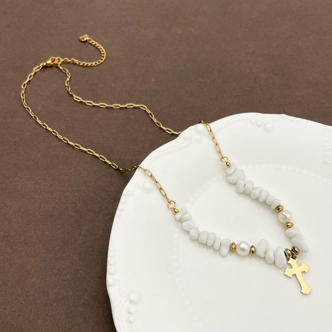 Collier en jade blanc irrégulier avec croix en gravier et perles faites à la main Olivenorma