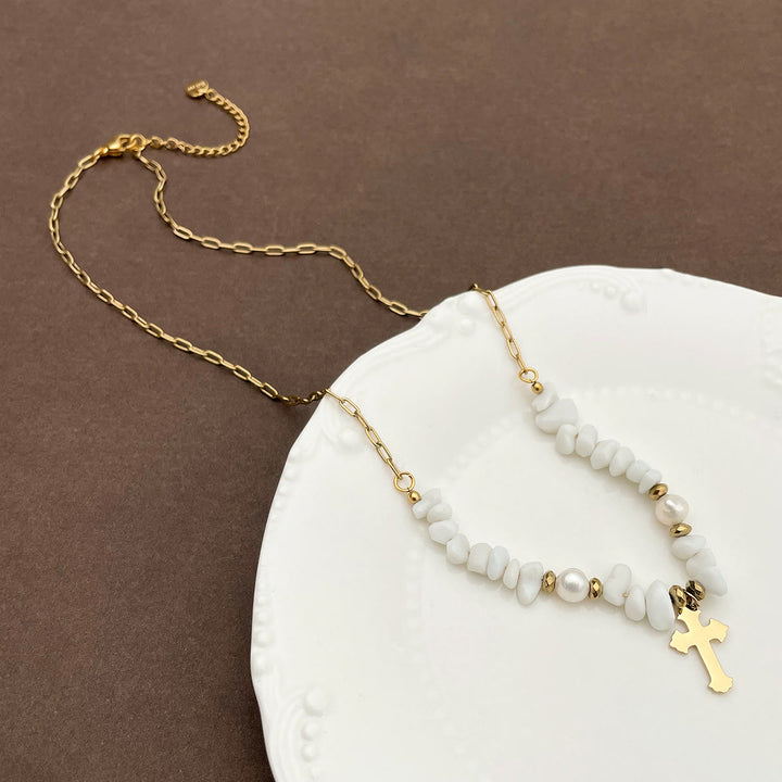 Collier en jade blanc irrégulier avec croix en gravier et perles faites à la main Olivenorma