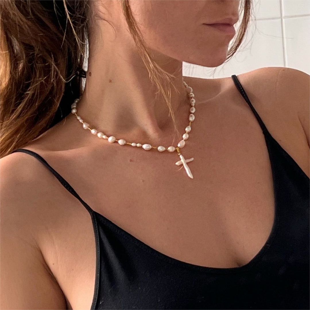 Collier avec pendentif en forme de croix en perles d'eau douce Olivenorma