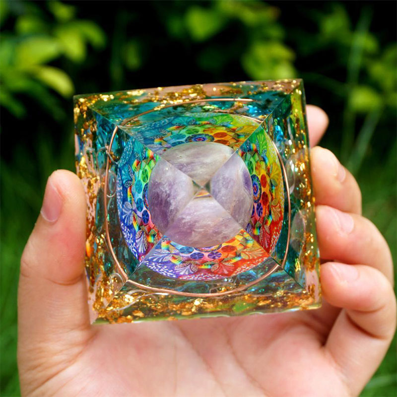 Sphère de cristal d'améthyste Olivenorma avec pyramide d'orgone en quartz bleu