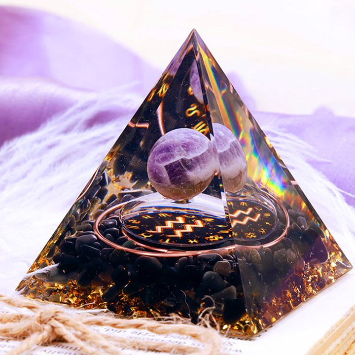Sphère d'améthyste Olivenorma avec pyramide d'orgone du zodiaque Verseau en obsidienne