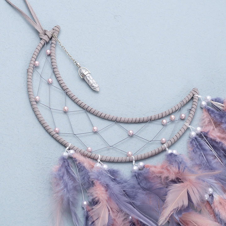 Pendentif Olivenorma en turquoise blanche et attrape-rêves en plumes grises et roses