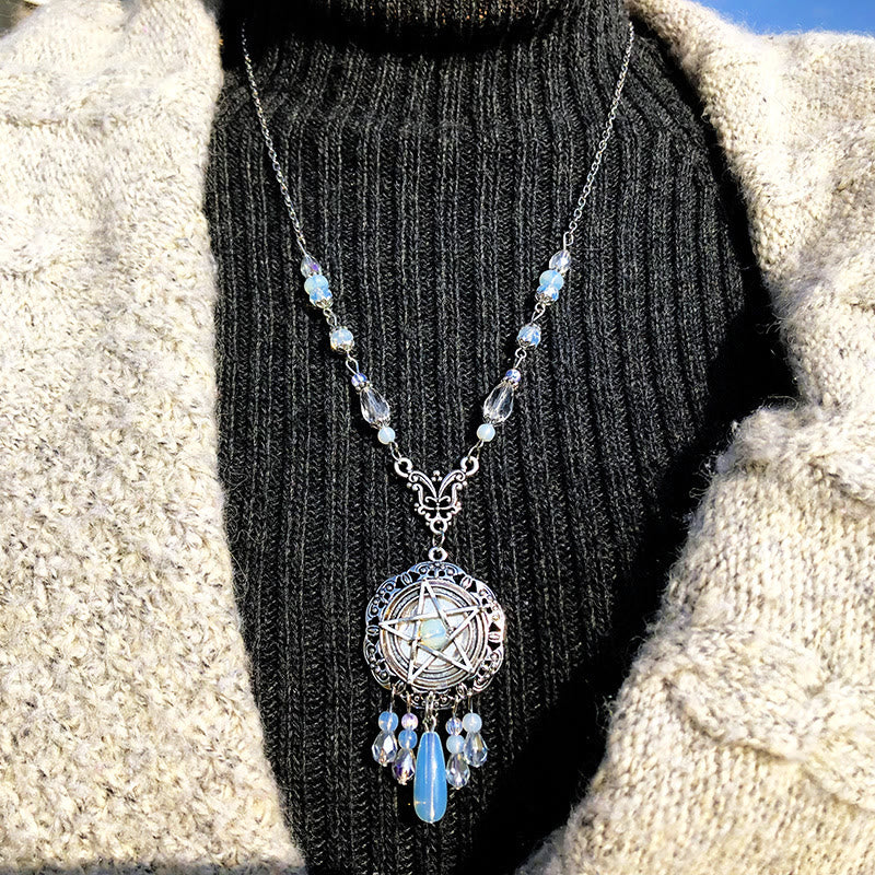 Collier de perles en cristal d'étoile en opalite avec pentagramme gothique de sorcière Olivenorma 