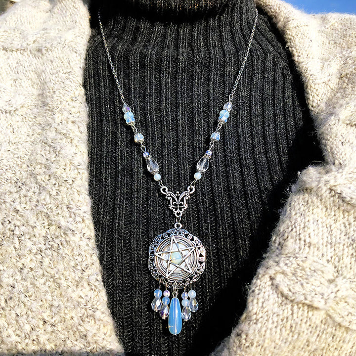 Collier de perles en cristal d'étoile en opalite avec pentagramme gothique de sorcière Olivenorma 