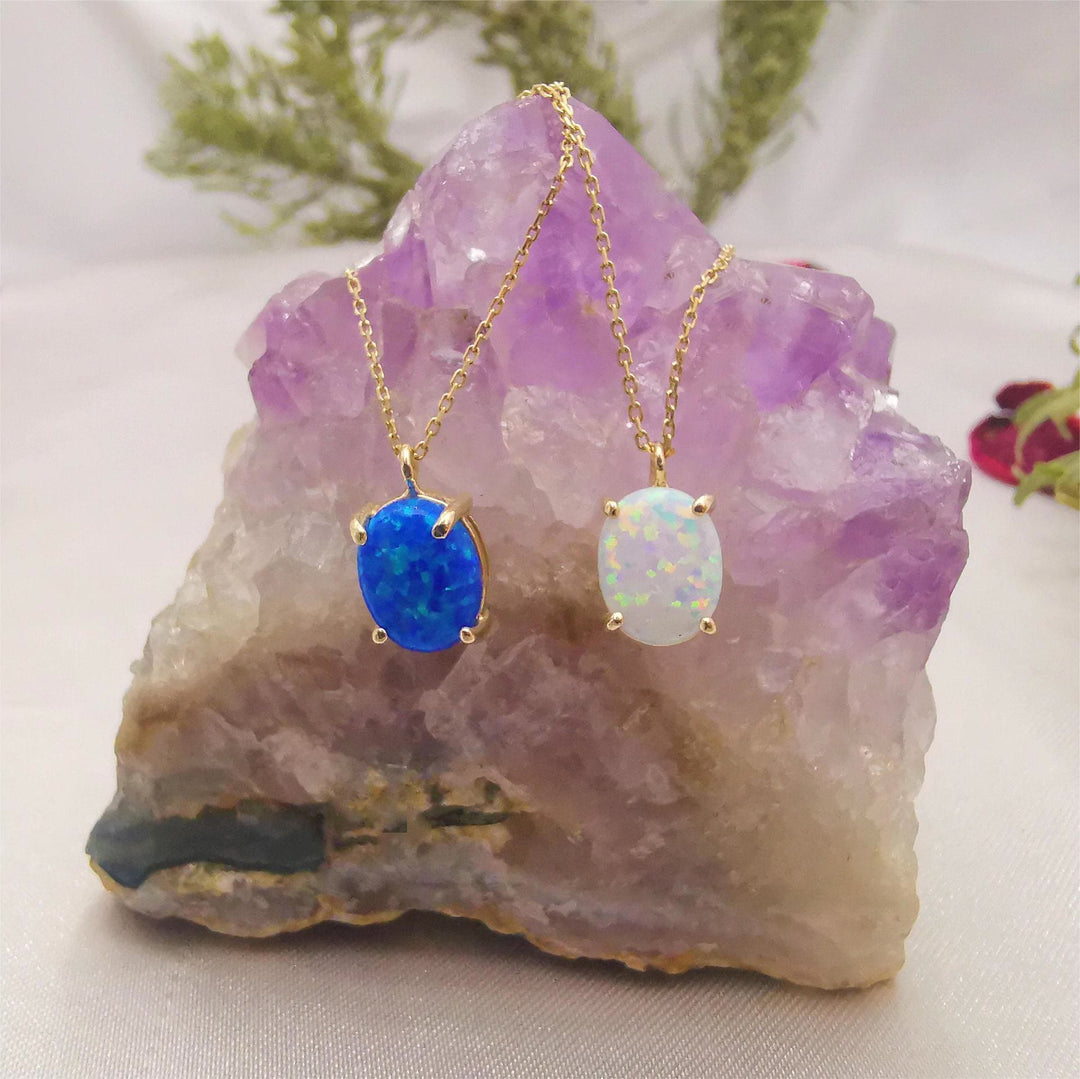Collier en cuivre plaqué or 18 carats avec opale bleu blanc Olivenorma