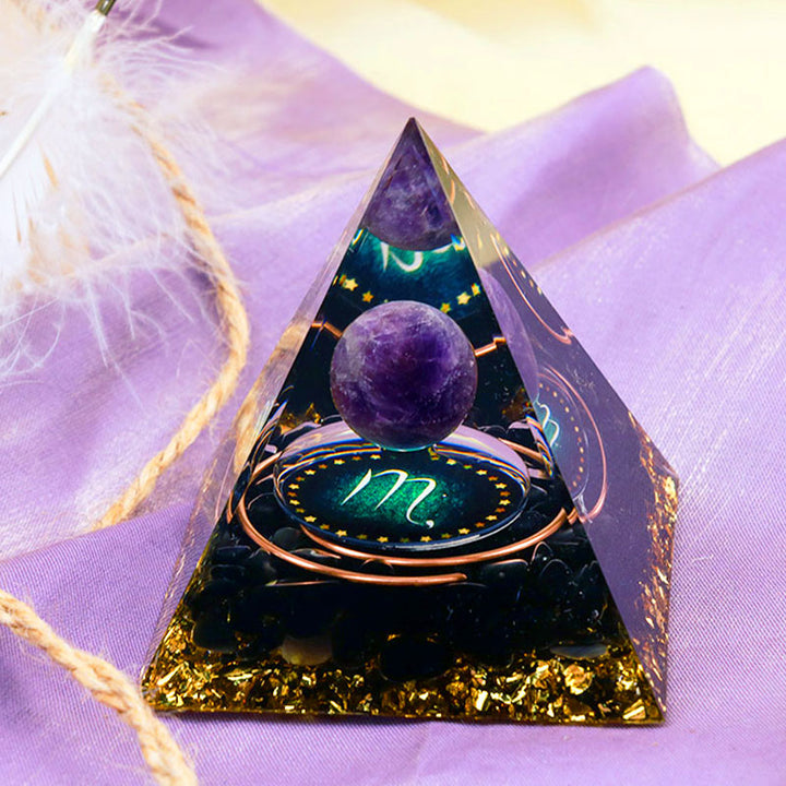 Sphère d'améthyste Olivenorma avec pyramide d'orgone du zodiaque Scorpion en obsidienne