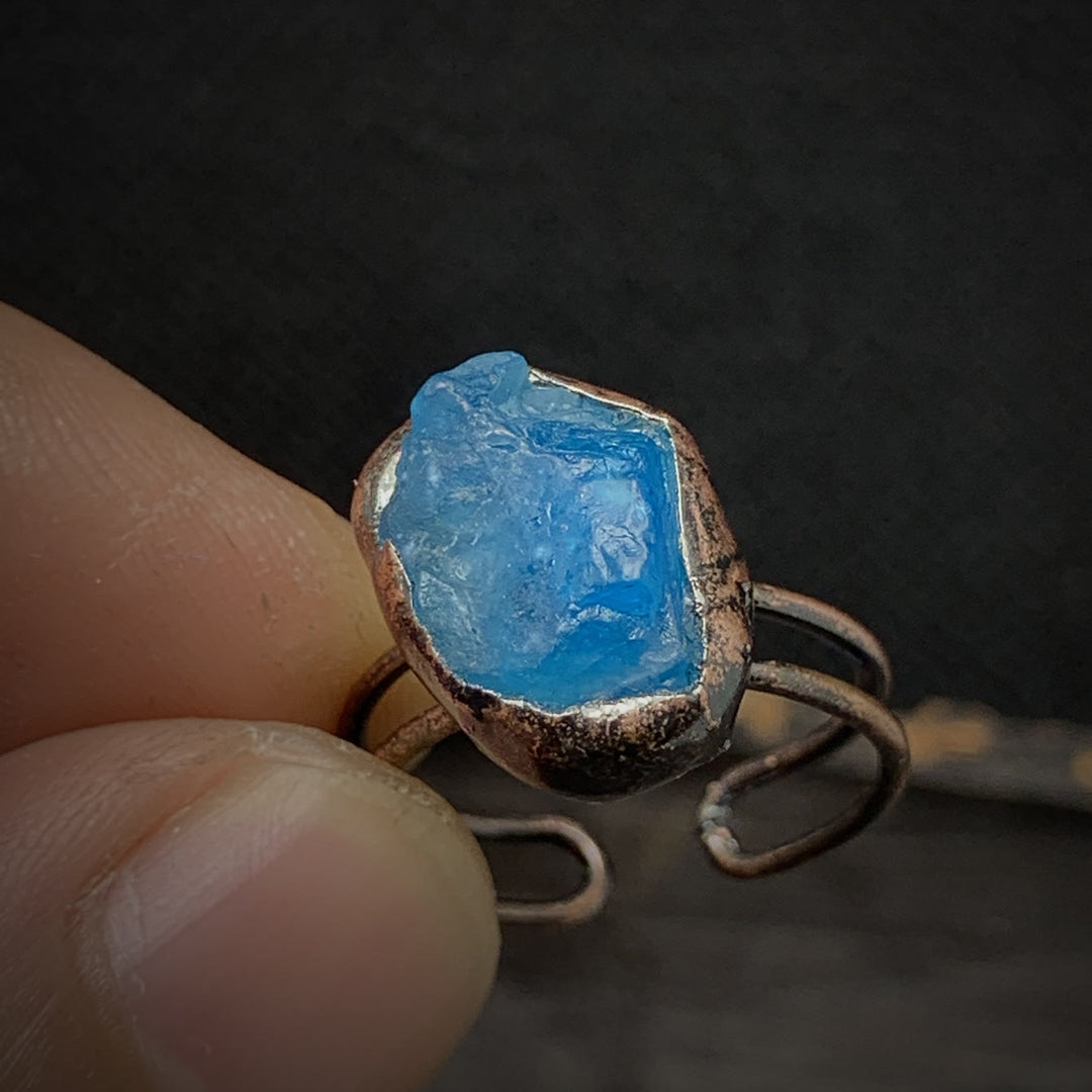 Bague ajustable en pierre brute irrégulière naturelle Olivenorma avec douze pierres de naissance