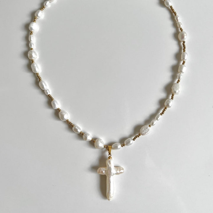 Collier avec pendentif en forme de croix en perles d'eau douce Olivenorma