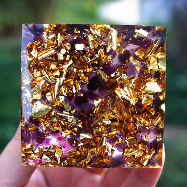 Sphère de lapis-lazuli Olivenorma avec pyramide d'orgone en améthyste 