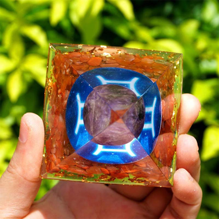 Pyramide d'orgone du zodiaque Gémeaux en améthyste Olivenorma avec agate rouge