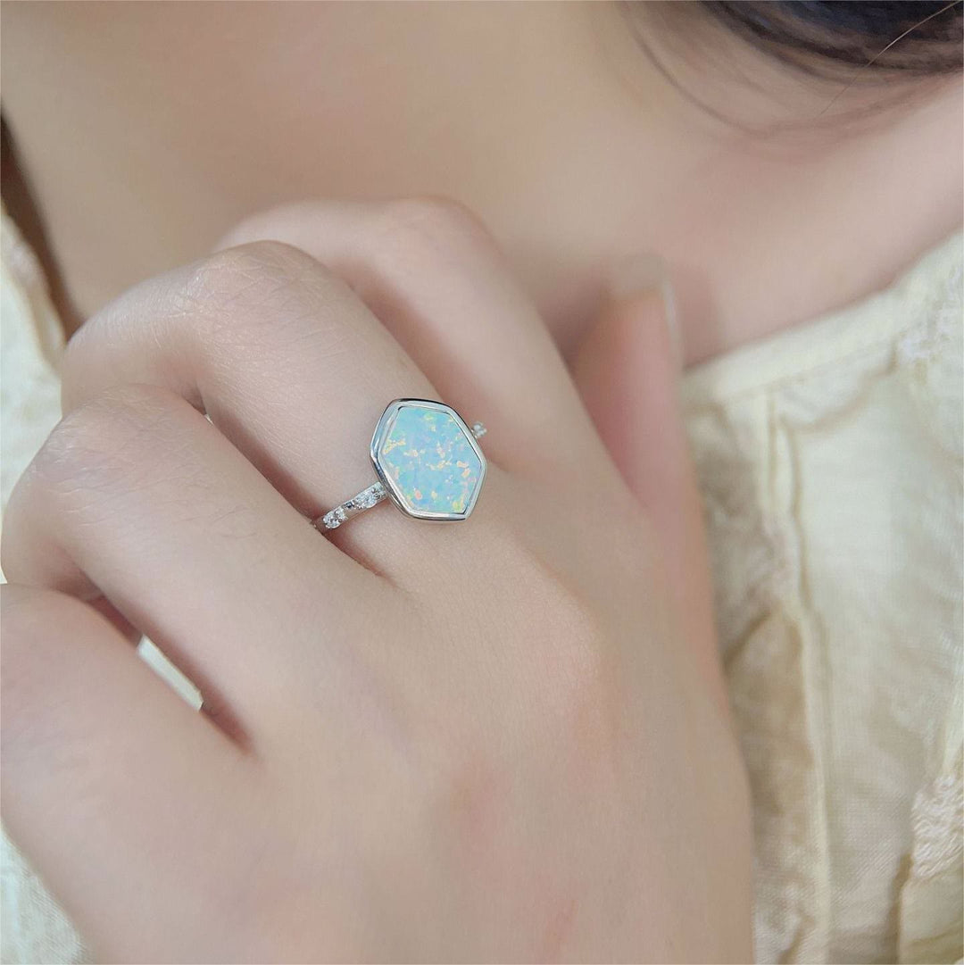 Bague Olivenorma en zircon brut opale hexagonale