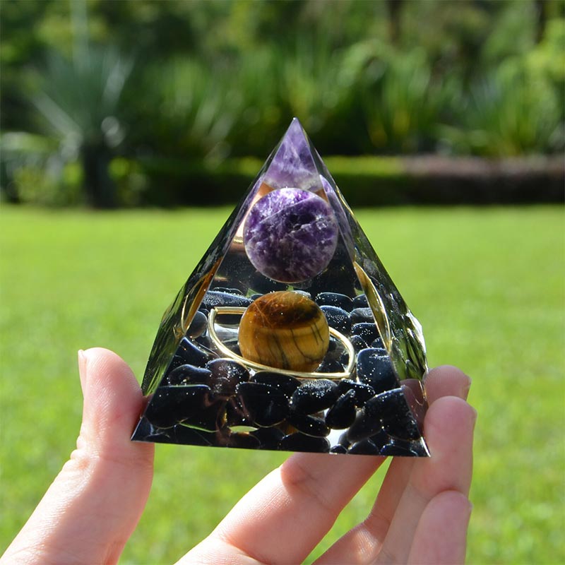 Sphère d'améthyste Olivenorma avec pyramide d'orgone en obsidienne œil de tigre 