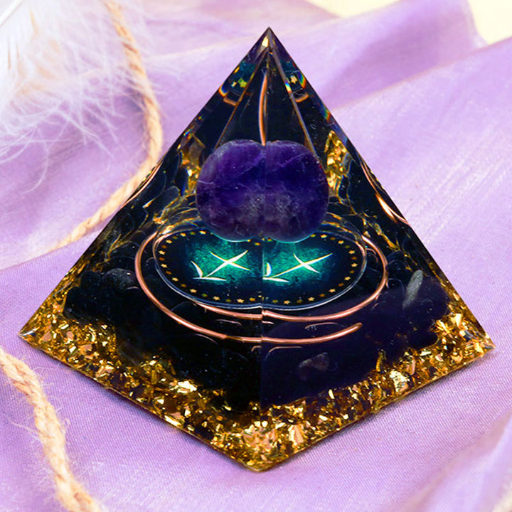 Sphère d'améthyste Olivenorma avec pyramide d'orgone du zodiaque Sagittaire en obsidienne