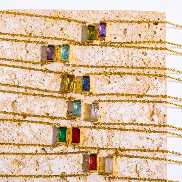 Collier avec pendentif rectangulaire simple Olivenorma en acier inoxydable et pierre de naissance, orné d'une carte cadeau. - image 43