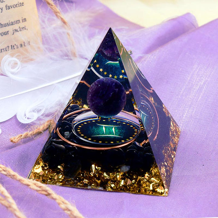 Sphère d'améthyste Olivenorma avec pyramide d'orgone du zodiaque Gémeaux en obsidienne