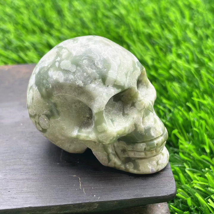 Décoration en pierre précieuse de crâne en cristal naturel sculpté Olivenorma de 5 cm 