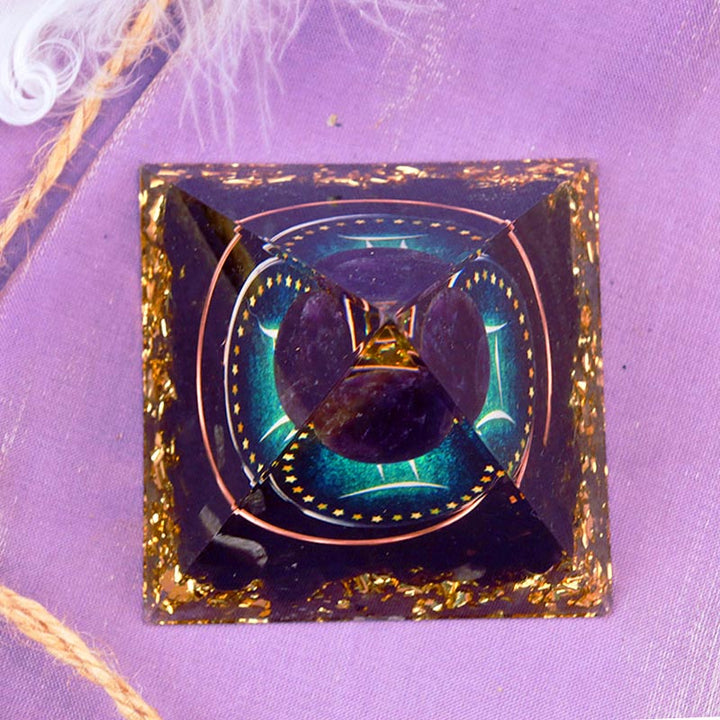 Sphère d'améthyste Olivenorma avec pyramide d'orgone du zodiaque Gémeaux en obsidienne