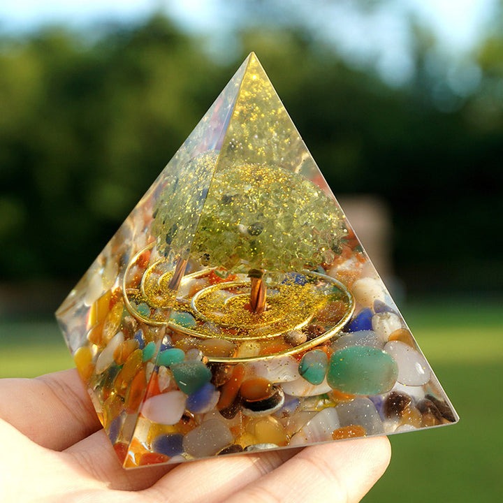 Pyramide d'orgone de l'arbre de vie en fluorite Olivenorma avec péridot