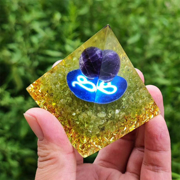 Pyramide d'orgone du zodiaque Lion en améthyste Olivenorma avec péridot