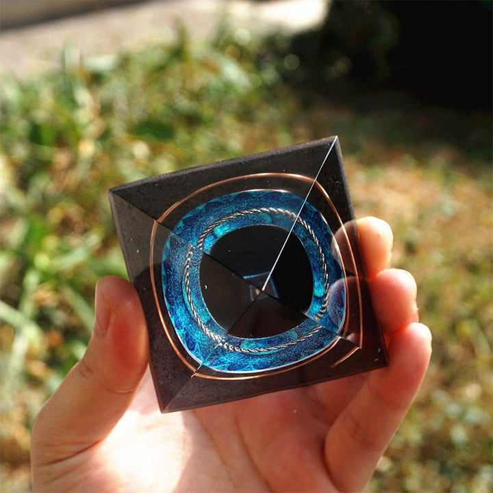 Sphère de cristal d'obsidienne Olivenorma avec pyramide d'orgone en cercle de cuivre