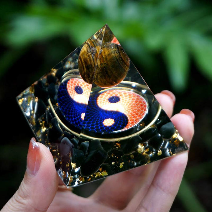 Sphère d'œil de tigre Olivenorma avec pyramide d'orgone Reki en obsidienne