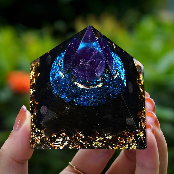 Sphère d'améthyste Olivenorma avec pyramide d'orgone Reki en quartz bleu 