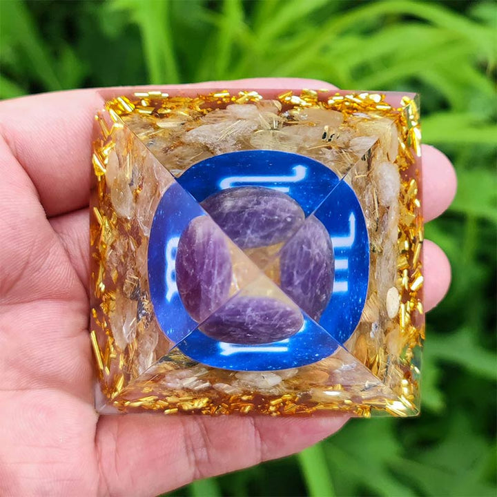 Pyramide d'orgone du zodiaque Scorpion en améthyste Olivenorma avec quartz clair