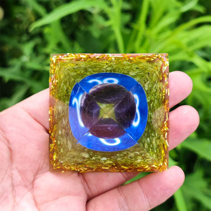 Pyramide d'orgone du zodiaque Lion en améthyste Olivenorma avec péridot