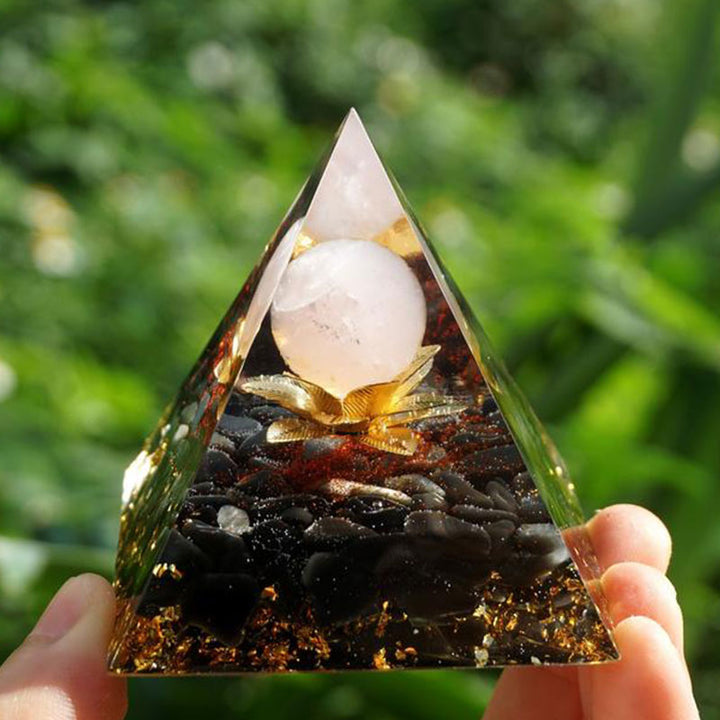 Pyramide orgone en quartz clair et obsidienne avec symbole de lotus Olivenorma