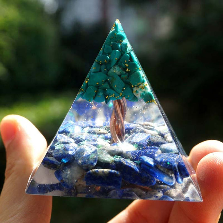 Pyramide d'orgone en lapis-lazuli avec arbre de vie turquoise