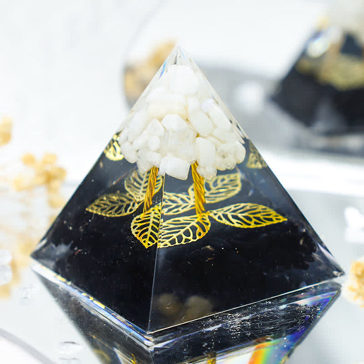 Pyramide d'orgone en jade blanc Olivenorma avec feuille de tourmaline noire