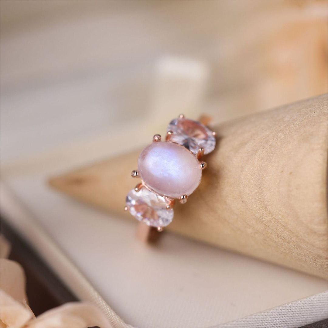 Bague en or rose avec trois diamants et pierre de lune et zircon blanc Olivenorma