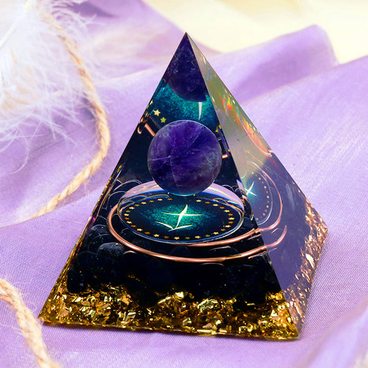 Sphère d'améthyste Olivenorma avec pyramide d'orgone du zodiaque Sagittaire en obsidienne